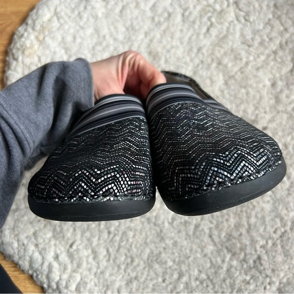 Alegria Black, White Metallic Gray Glee Ric Rack Slip On Clogs Size 39 - Picture 7 of 9